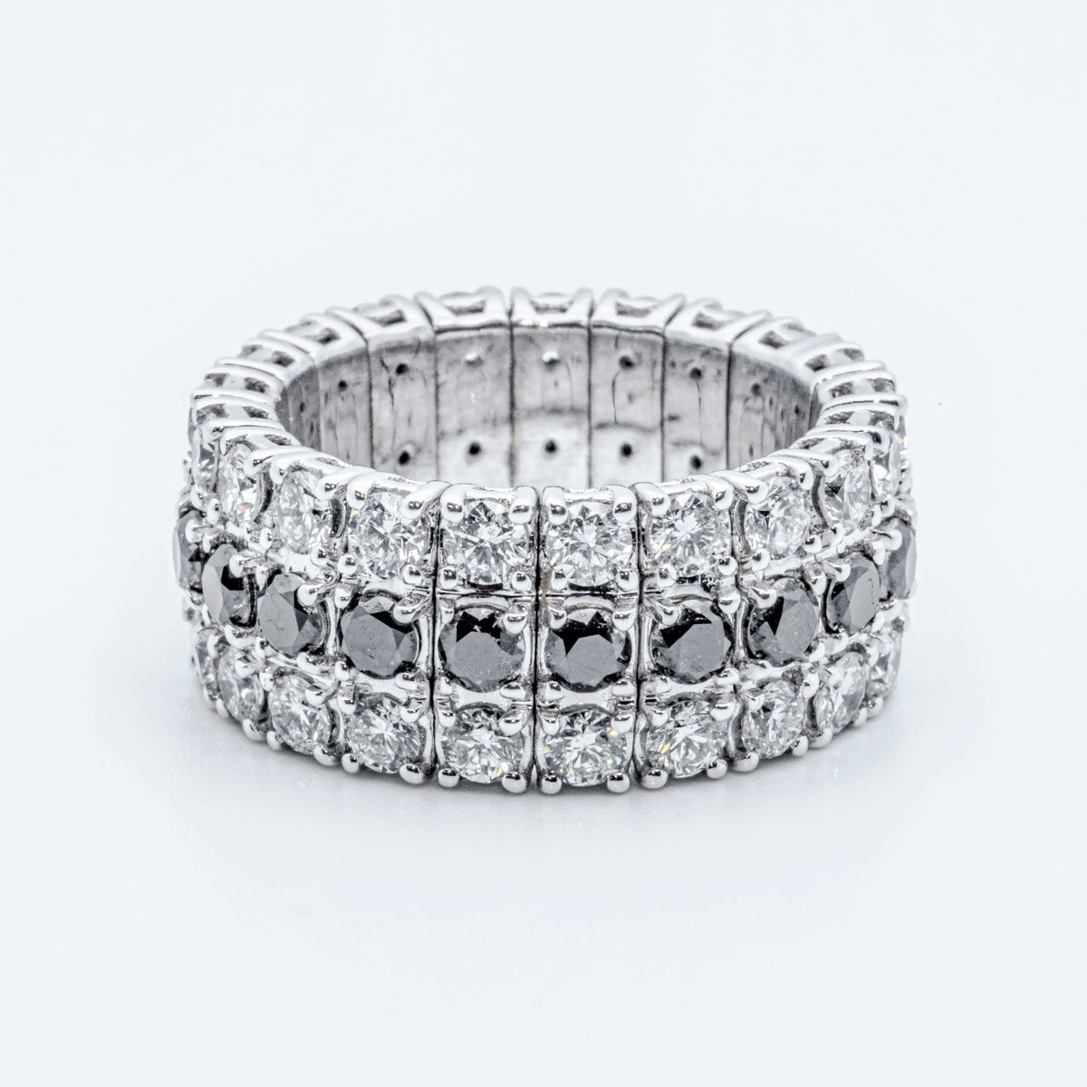 Anello Fascione in Oro Bianco 18KT con diamanti neri centrali e diamanti bianchi taglio rotondo brillante