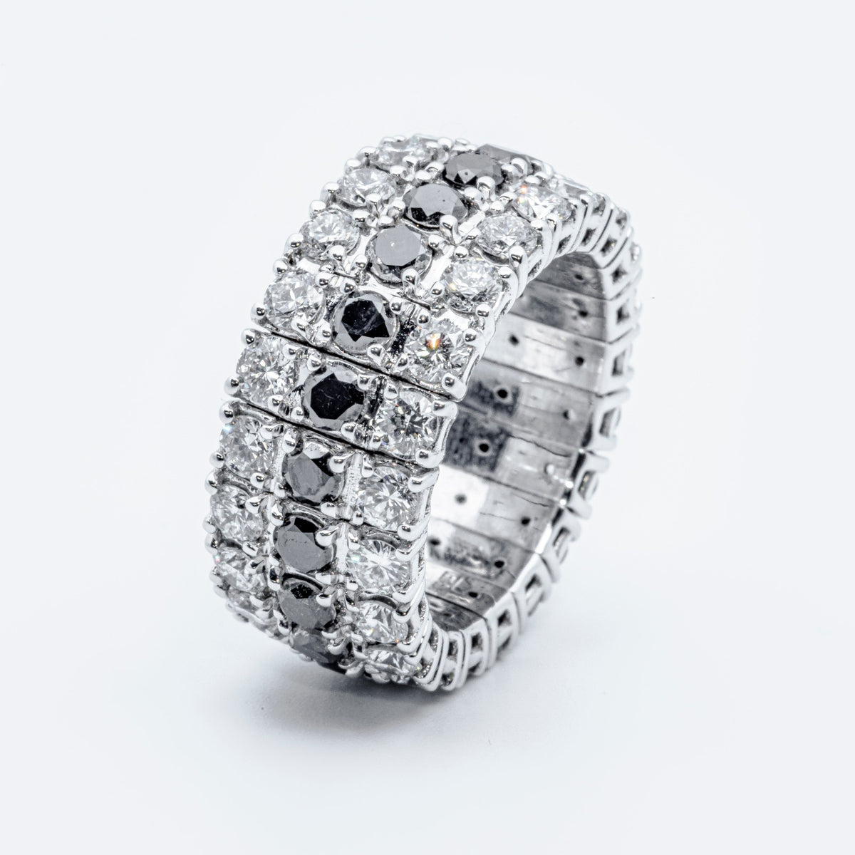 Anello Fascione in Oro Bianco 18KT con diamanti neri centrali e diamanti bianchi taglio rotondo brillante