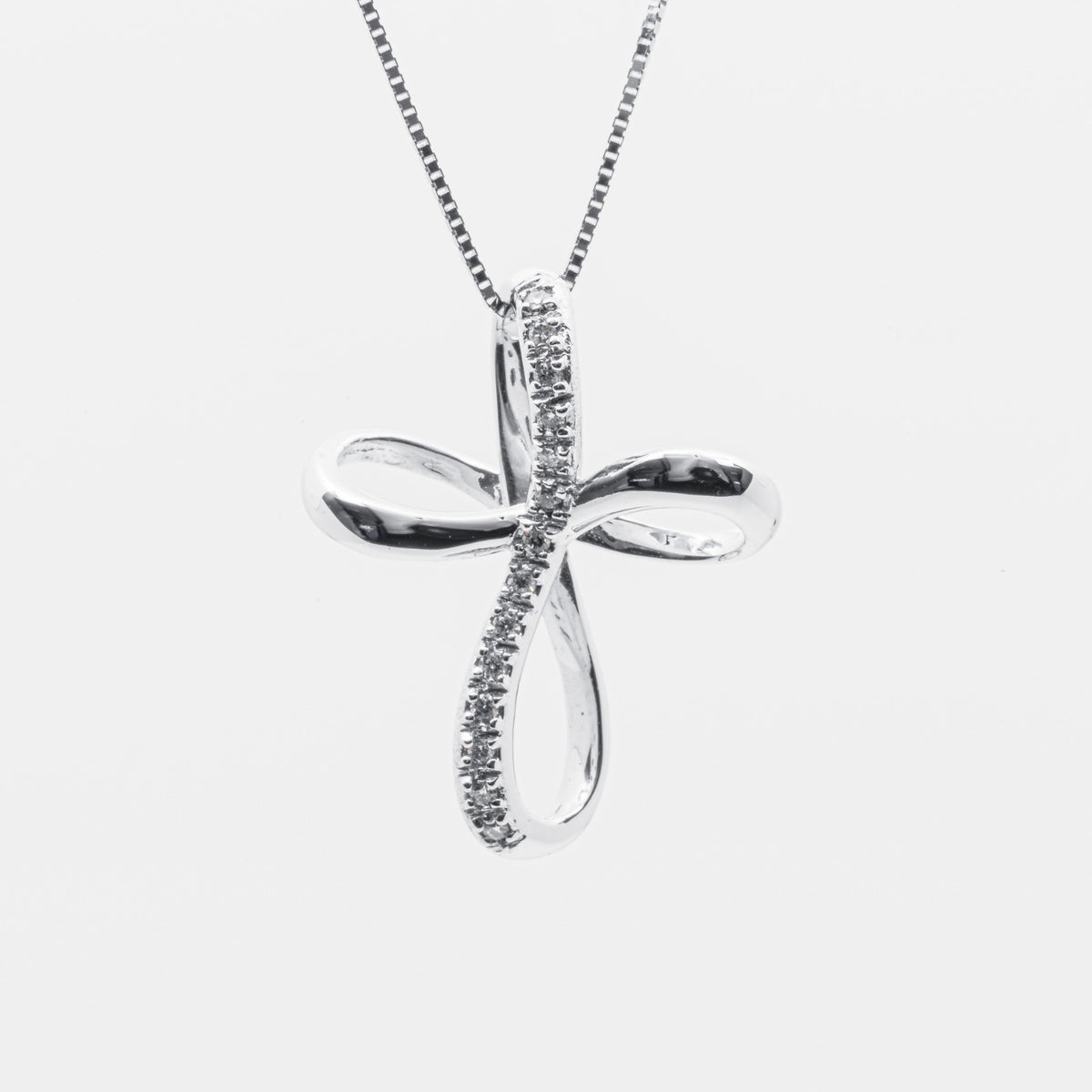 0.07 kt Brilliant Cut Diamond Infinity Cross Necklace in 18 kt White Gold