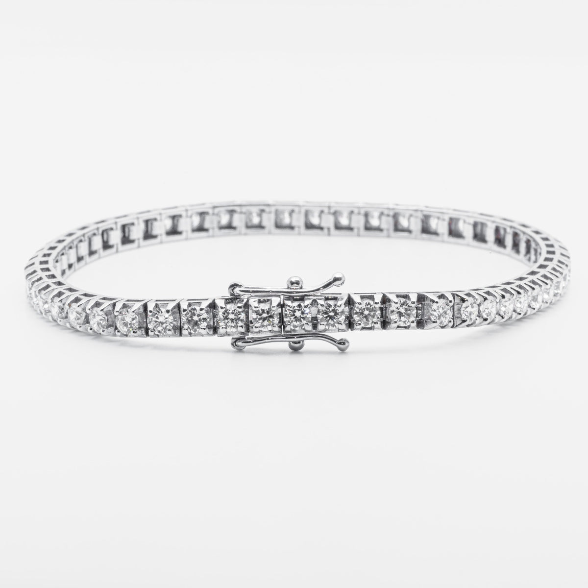 18kt white gold tennis bracelet with 4.42ct diamonds