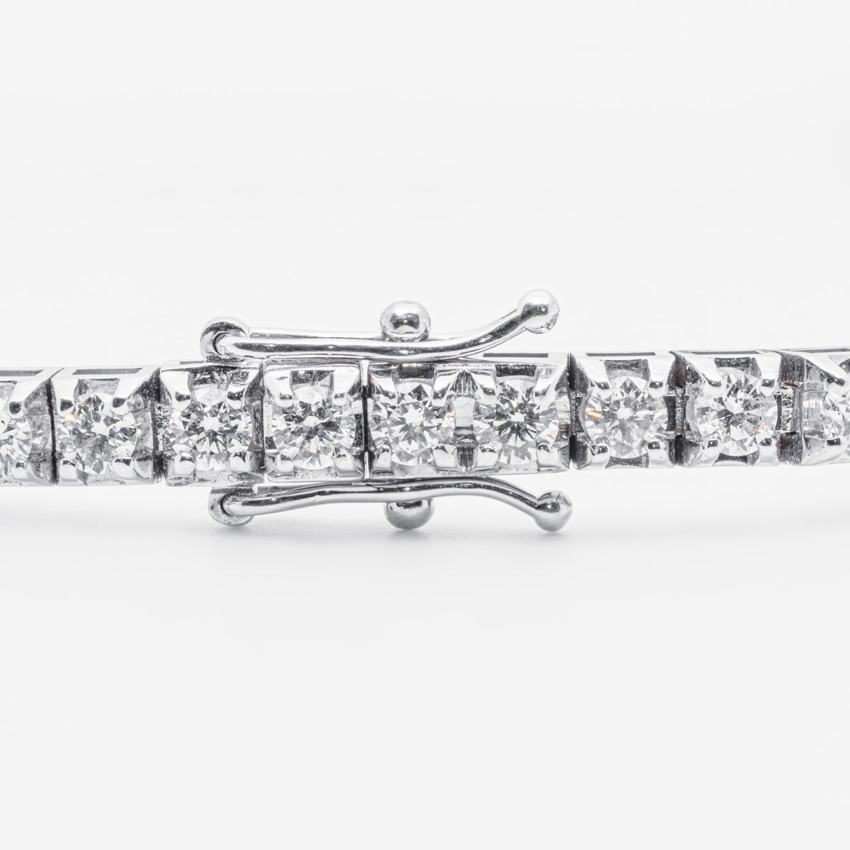 18kt white gold tennis bracelet with 4.42ct diamonds