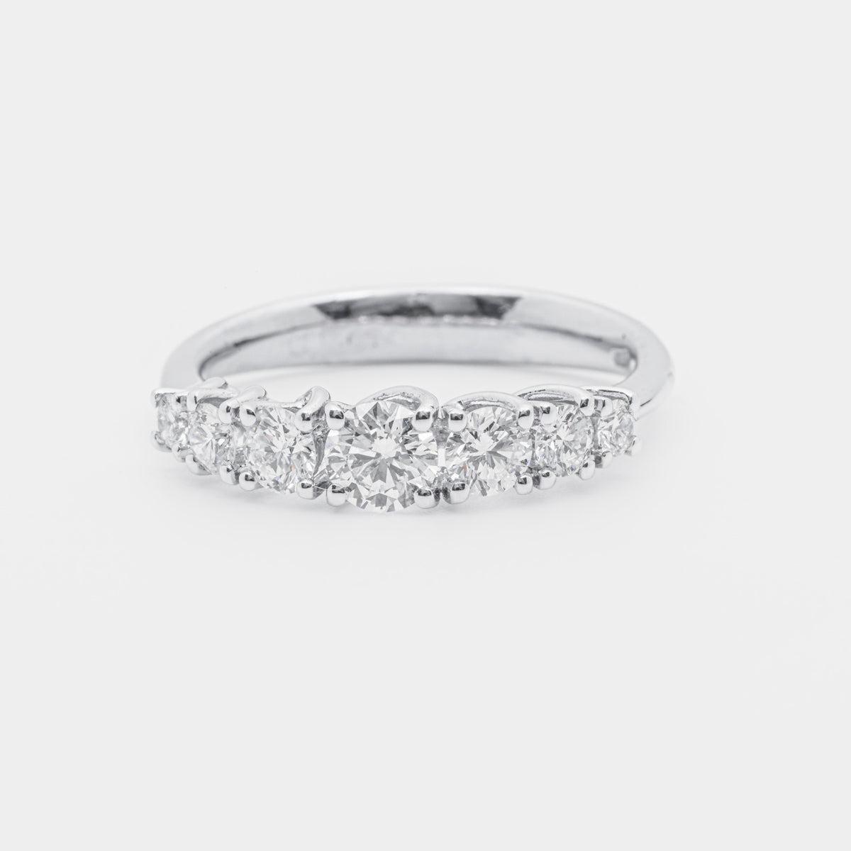 Veretta Ring with 0.91 ct Degradè Diamonds with 7 stones in 18 kt white gold