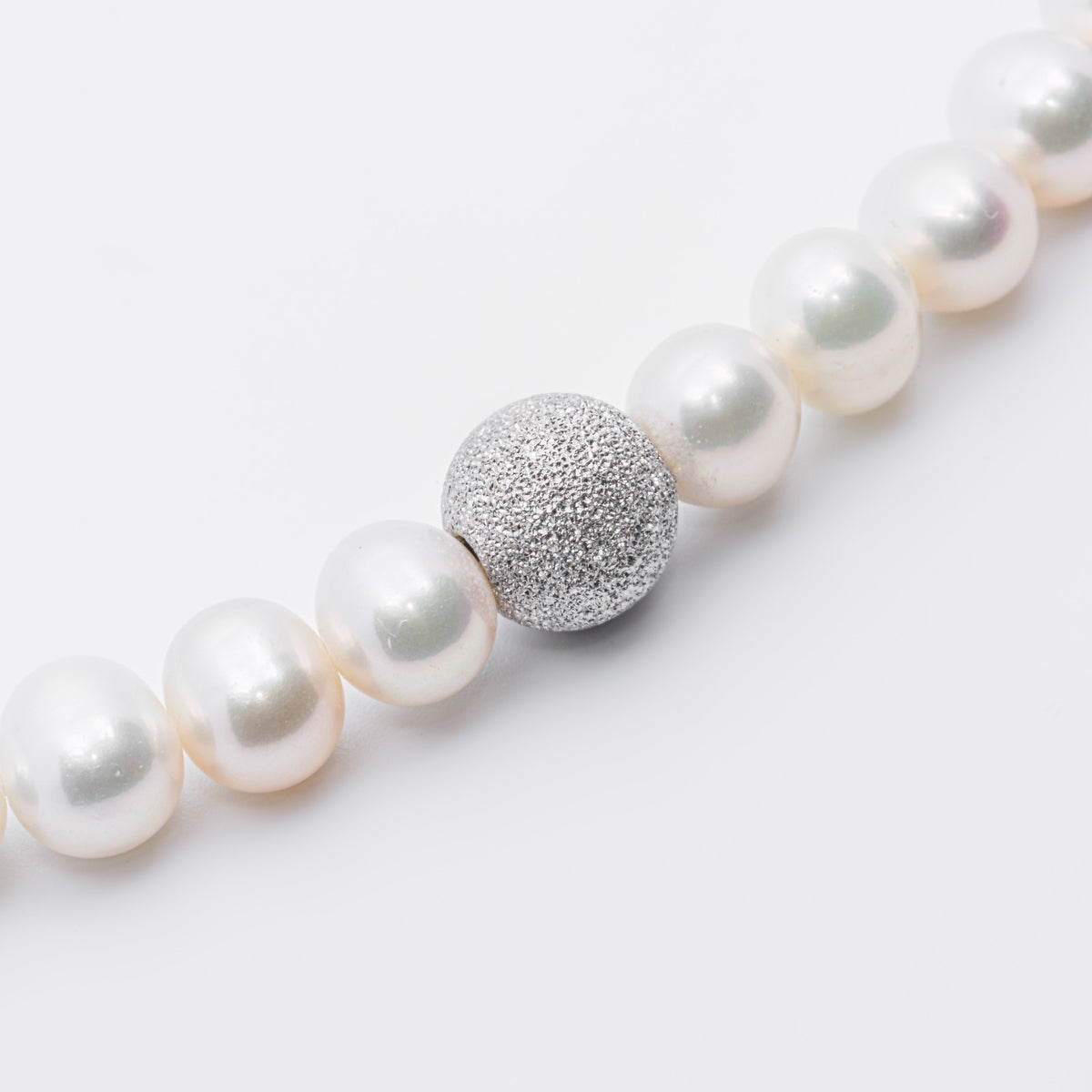 Collier di perle in oro bianco 18kt con perla satin