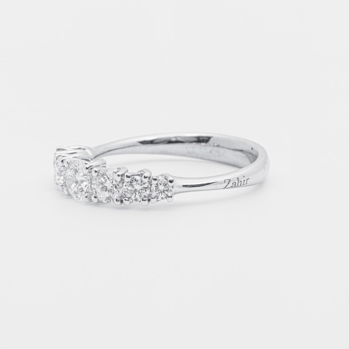 Veretta Ring with 0.91 ct Degradè Diamonds with 7 stones in 18 kt white gold