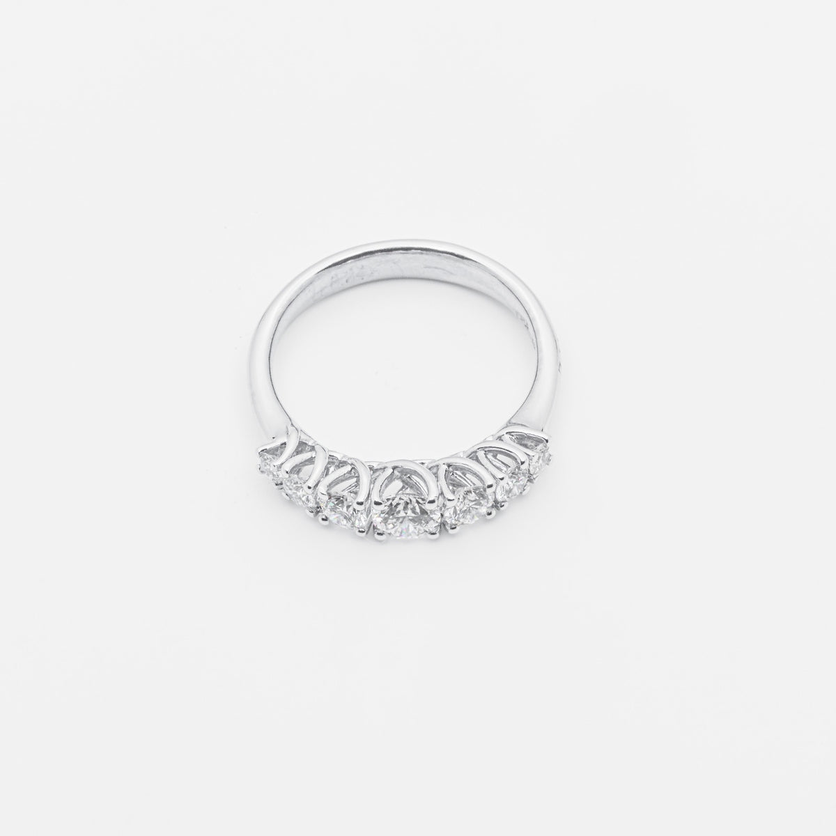 Veretta Ring with 0.91 ct Degradè Diamonds with 7 stones in 18 kt white gold