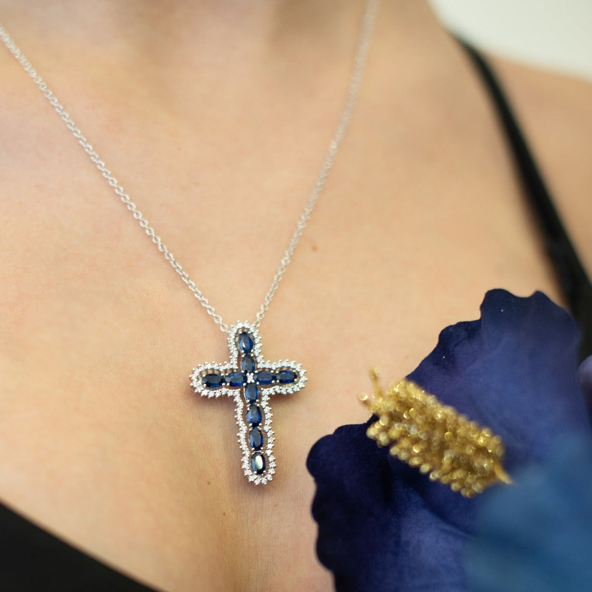 Collier Croce Preziosa con Diamanti e Zaffiri in oro bianco 18 kt