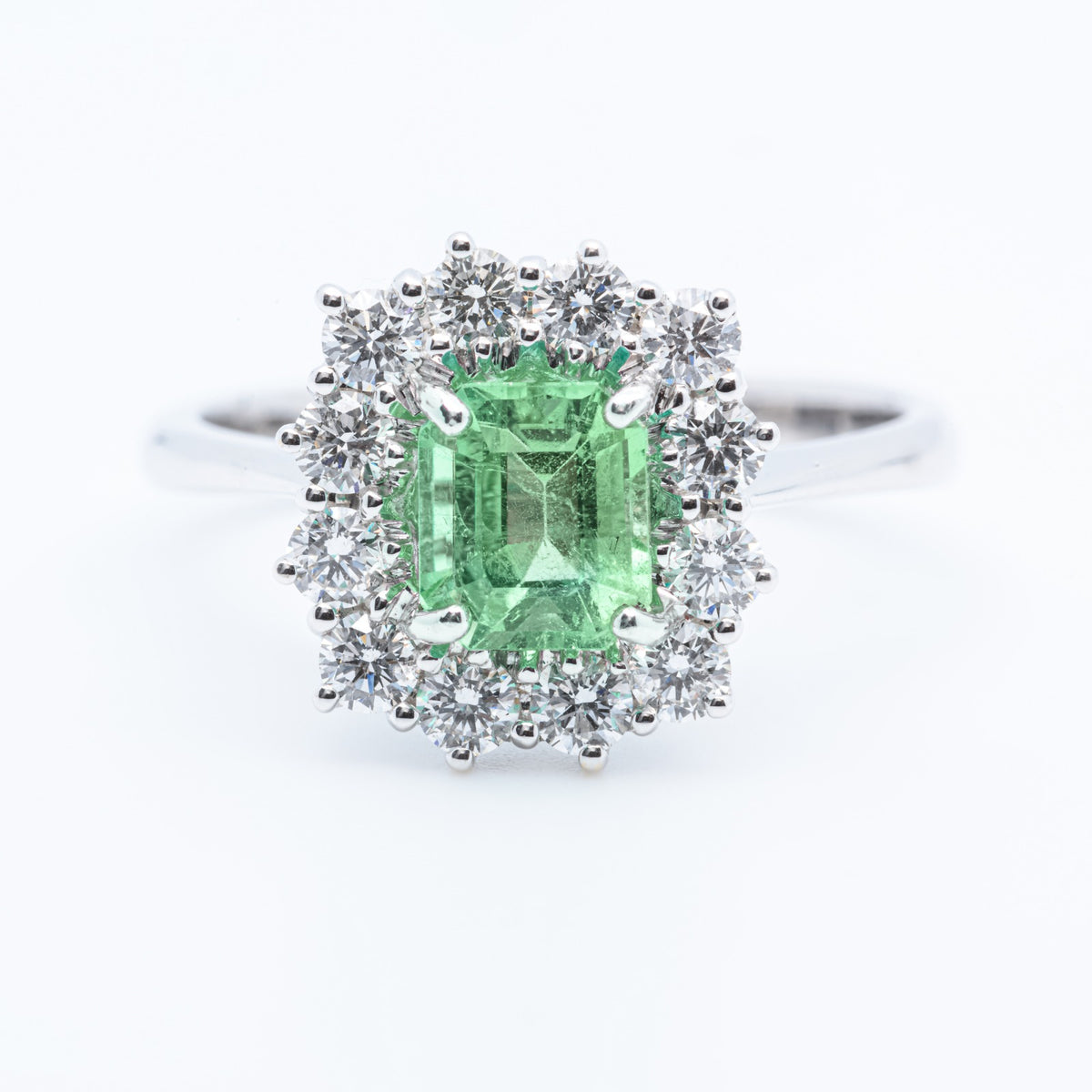 Anello in Oro Bianco 18KT con Smeraldo da 0,95kt e contorno in Diamanti