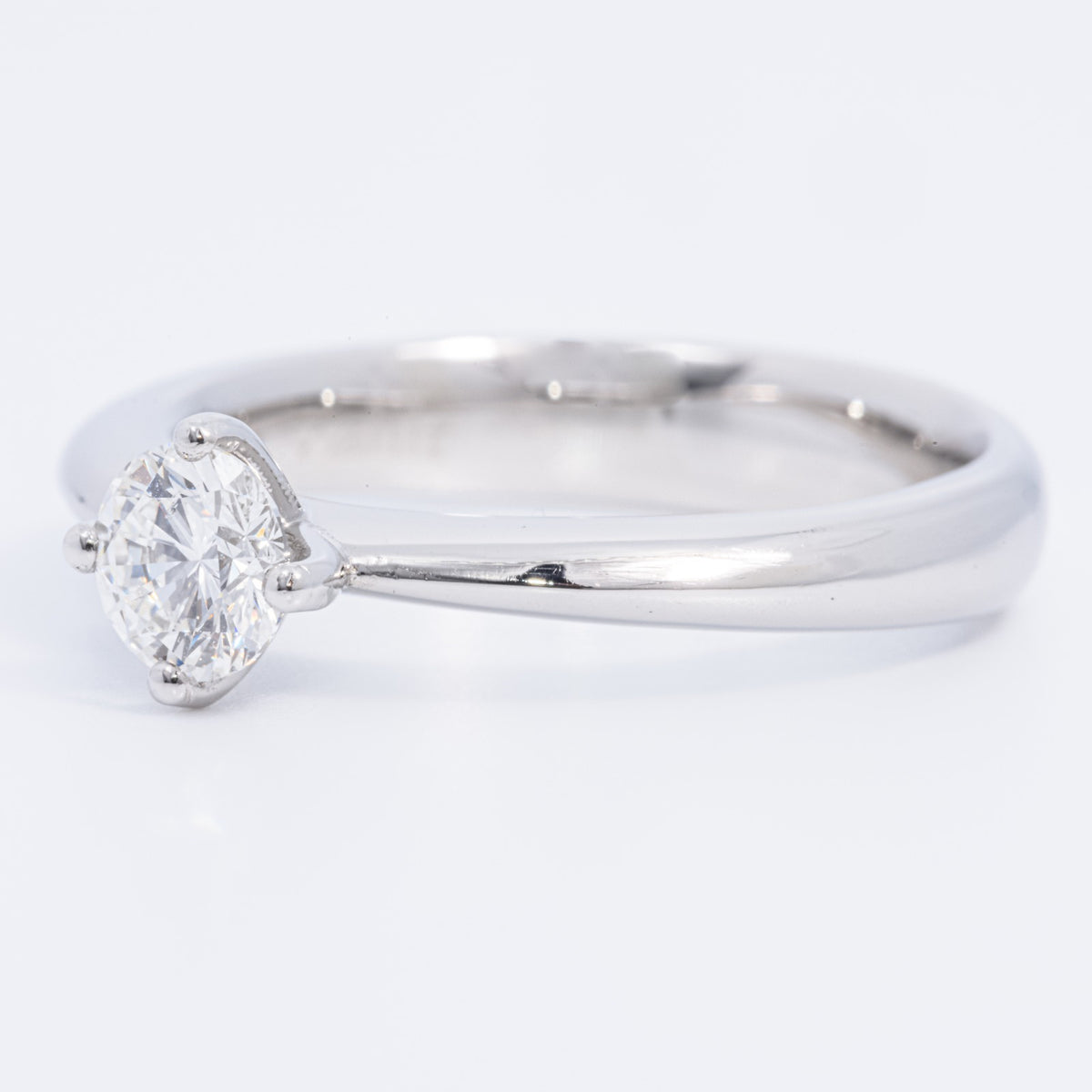 Anello solitario in platino e diamante taglio brillante